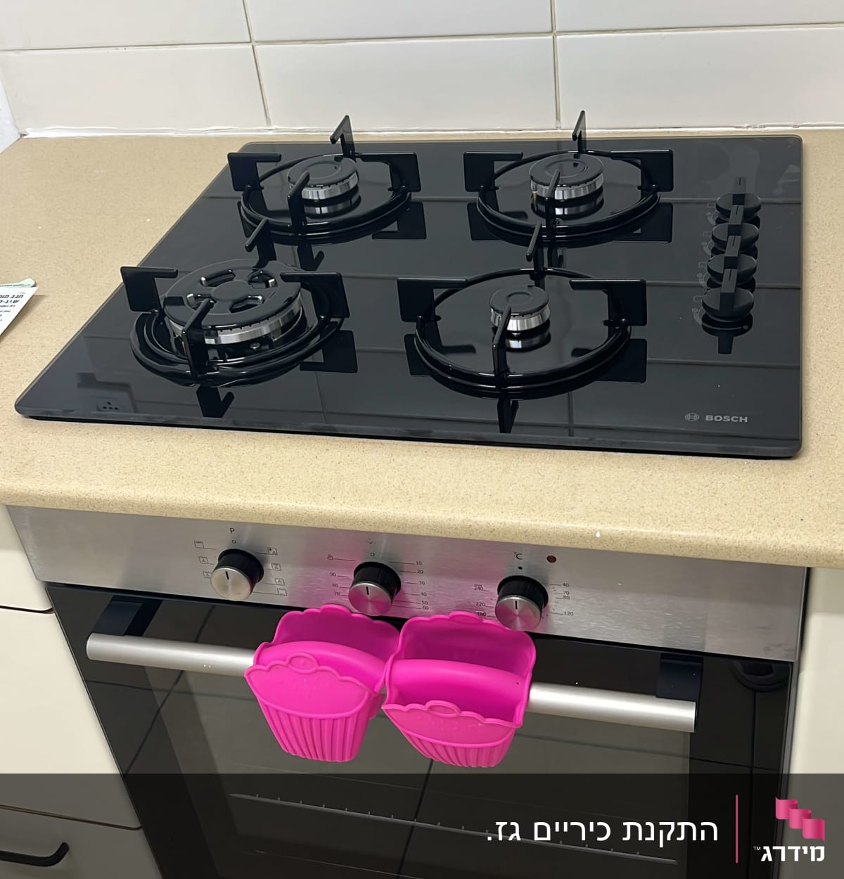כיריים גז שחורות עם ארבעה מבערים ותנור אפייה מתחת